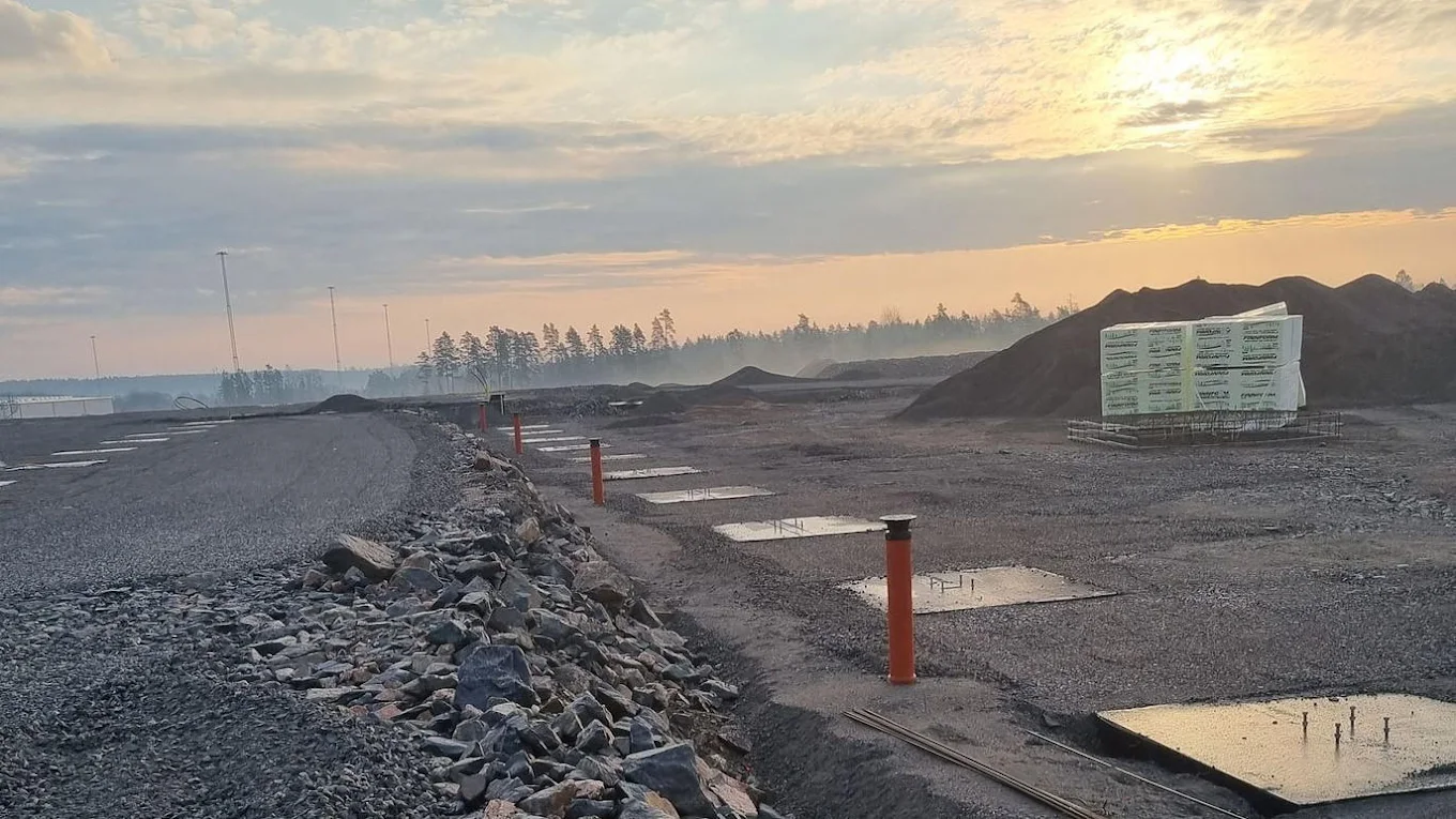 Markentreprenad i Örebro län – schaktad yta med bärlager, stenbank och gjutna fundament i soluppgång